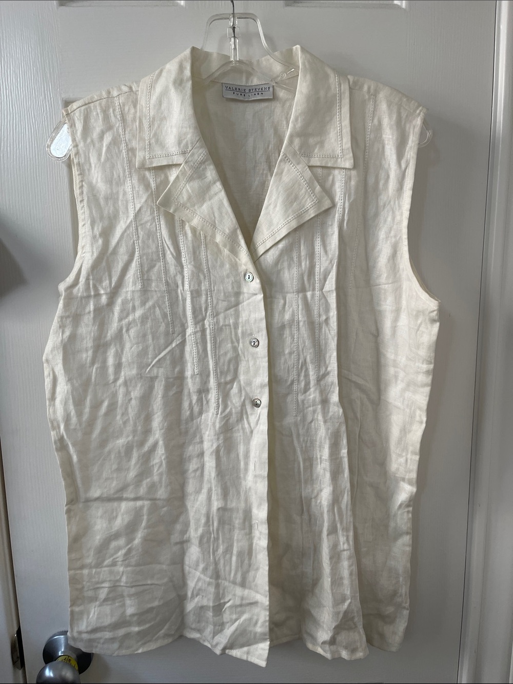 Valerie Stevens Cream Linen Sleeveless Button-Down Shirt